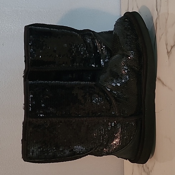 Ugg Classic Short Black Cosmos Sequins Shearling Boots Sz 9 Warm Winter Snow - Picture 8 of 15